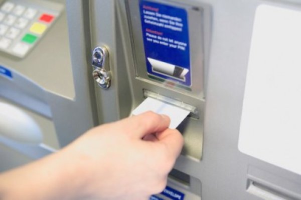 Au carduri, dar nu au bancomate în localitate
